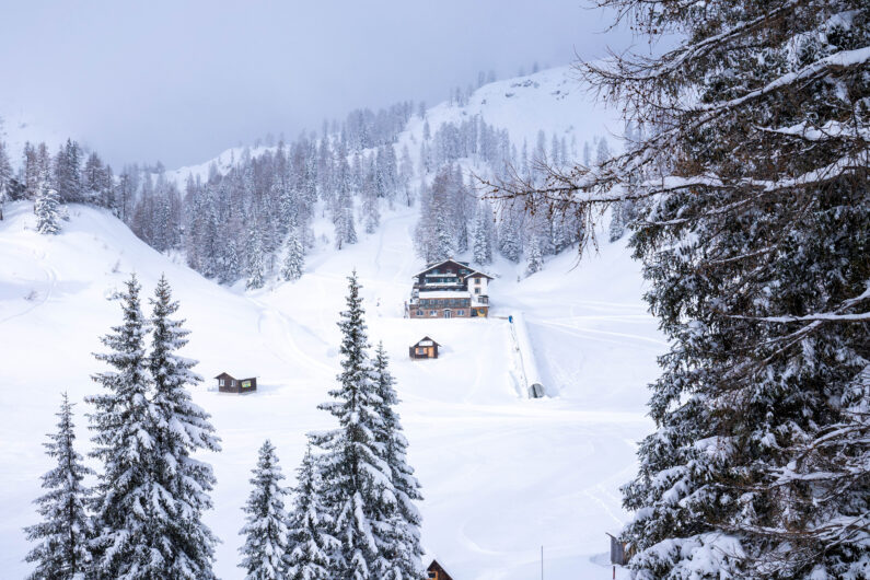 Accommodation in a mountain hotel in the Alps / Ubytovanie na horskom hoteli v Alpách