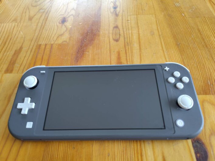 Použitý šedý Nintendo Switch Lite s originální nabíječkou