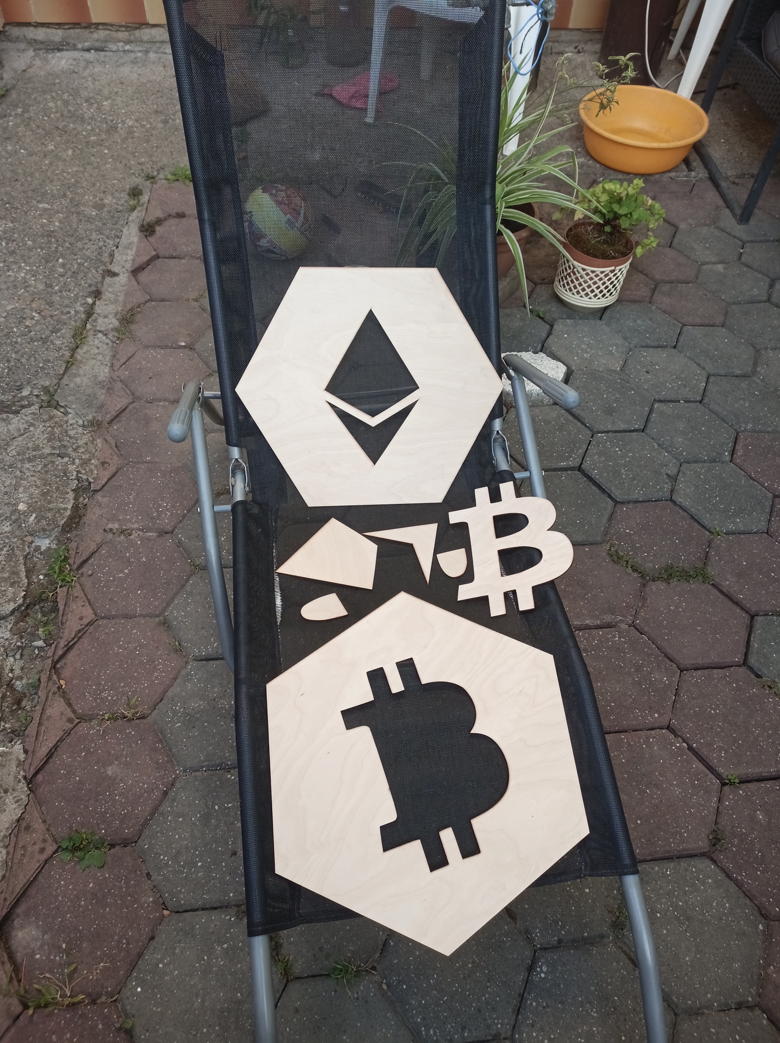 Bitcoin a iné logá