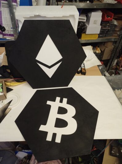 Bitcoin a iné logá