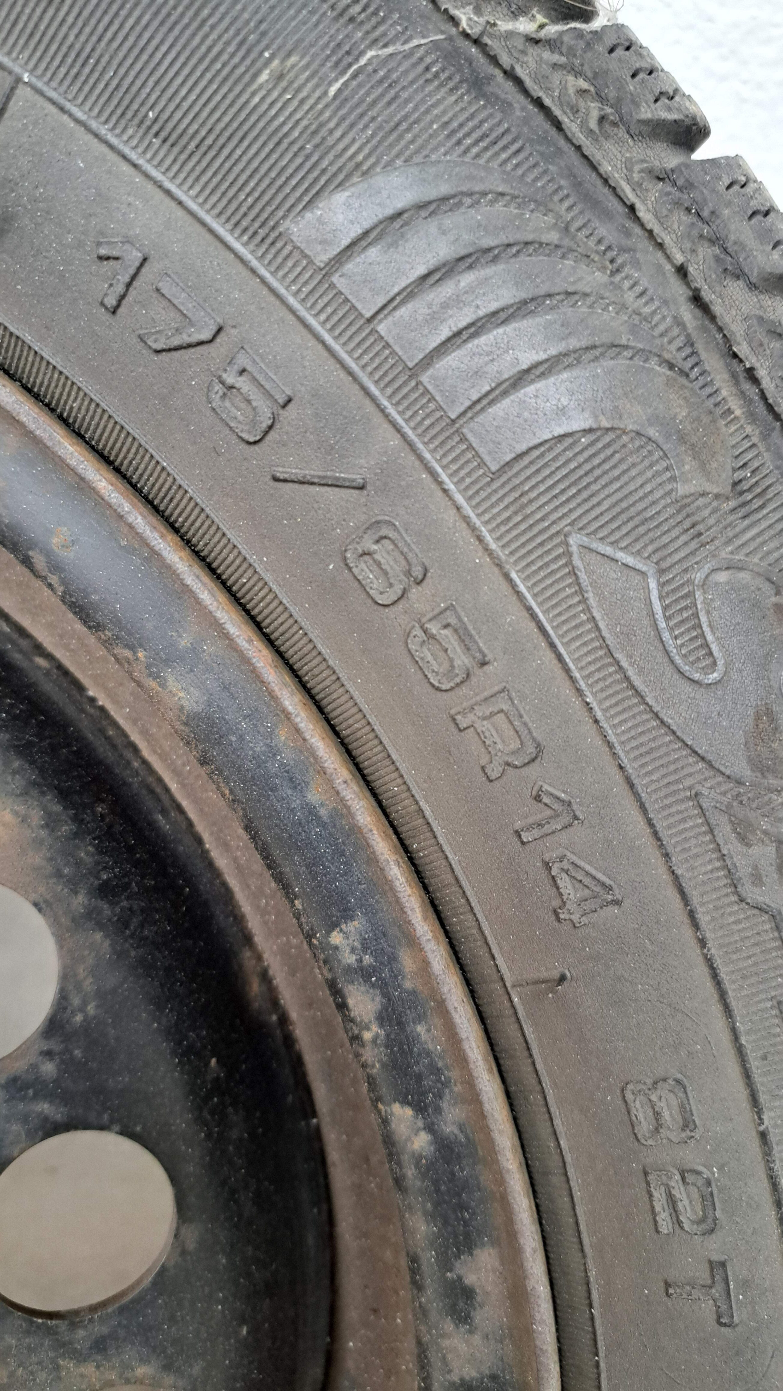 4 x pneu na diskoch + puklice