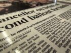 Bitcoin whitepaper na osvitové fólii s variabilním pozadím v klaprámu podle vlastního výběru
